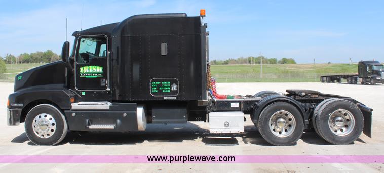 image for item H2674 2006 Kenworth T600 semi truck
