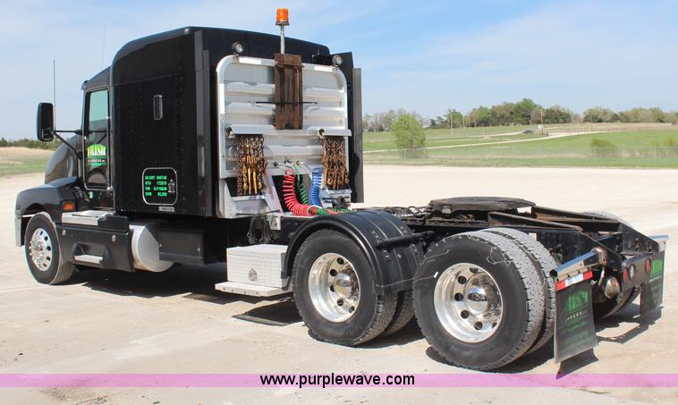 image for item H2674 2006 Kenworth T600 semi truck