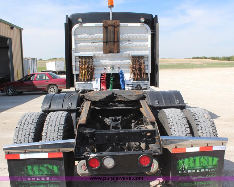 image for item H2674 2006 Kenworth T600 semi truck