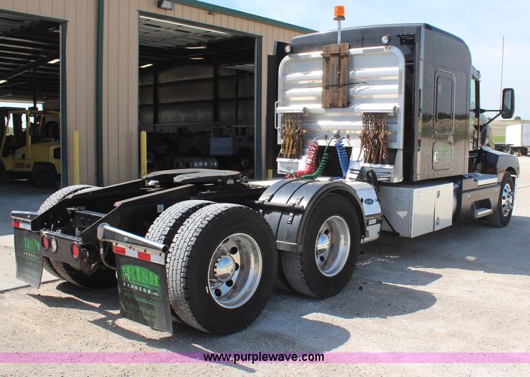 image for item H2674 2006 Kenworth T600 semi truck