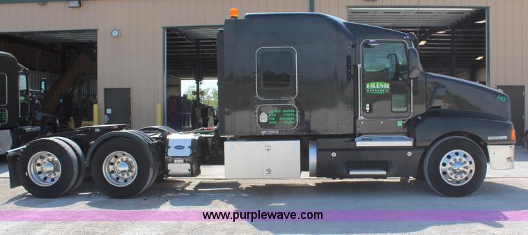 image for item H2674 2006 Kenworth T600 semi truck