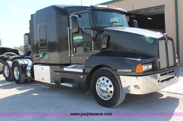 image for item H2674 2006 Kenworth T600 semi truck