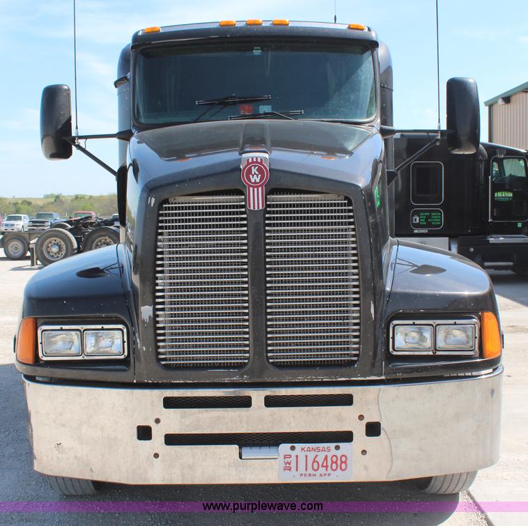 image for item H2674 2006 Kenworth T600 semi truck