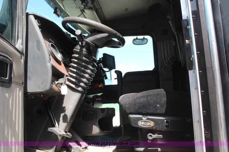 image for item H2674 2006 Kenworth T600 semi truck