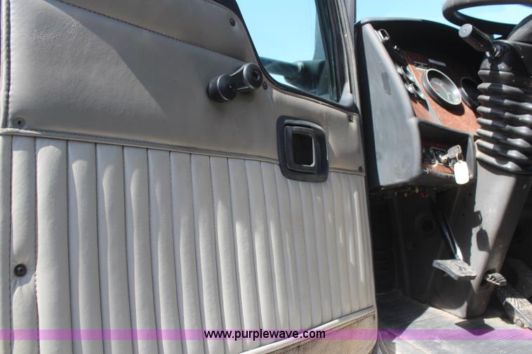 image for item H2674 2006 Kenworth T600 semi truck