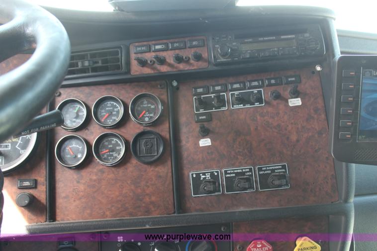 image for item H2674 2006 Kenworth T600 semi truck