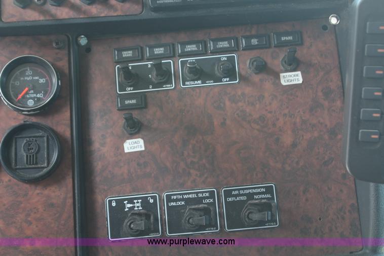 image for item H2674 2006 Kenworth T600 semi truck