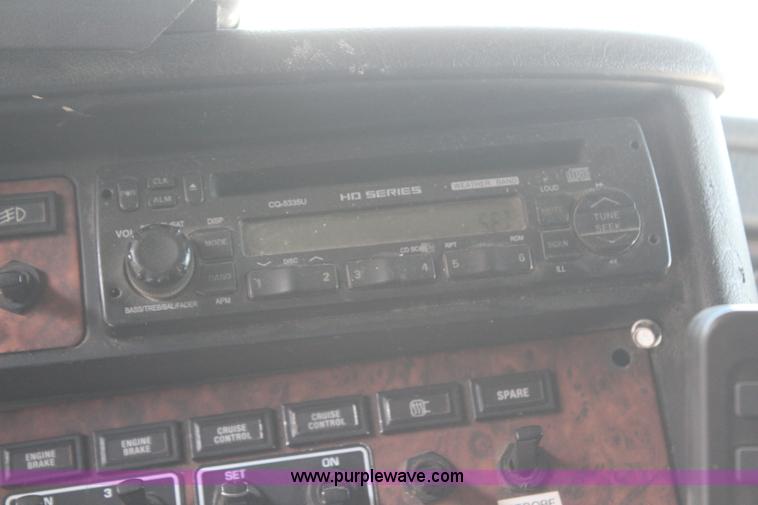 image for item H2674 2006 Kenworth T600 semi truck