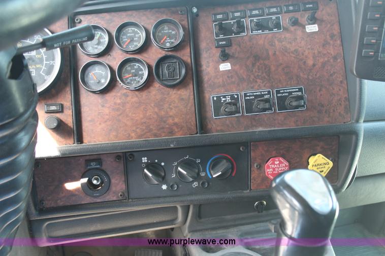 image for item H2674 2006 Kenworth T600 semi truck