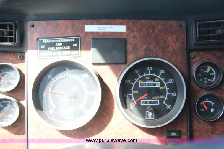 image for item H2674 2006 Kenworth T600 semi truck