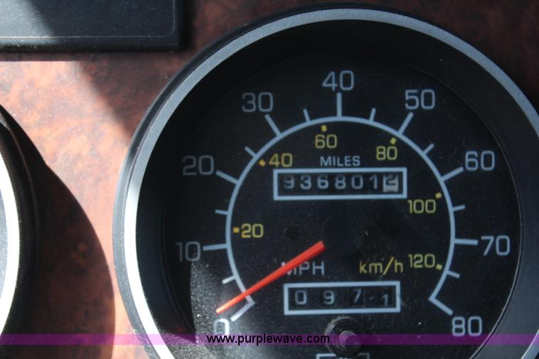 image for item H2674 2006 Kenworth T600 semi truck