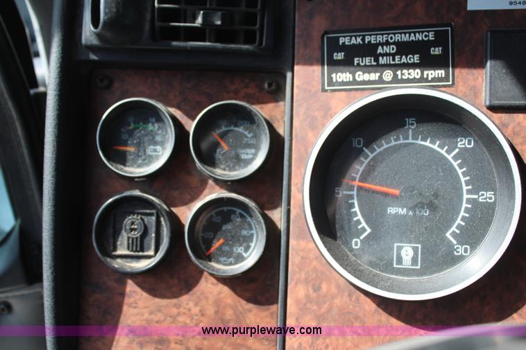 image for item H2674 2006 Kenworth T600 semi truck