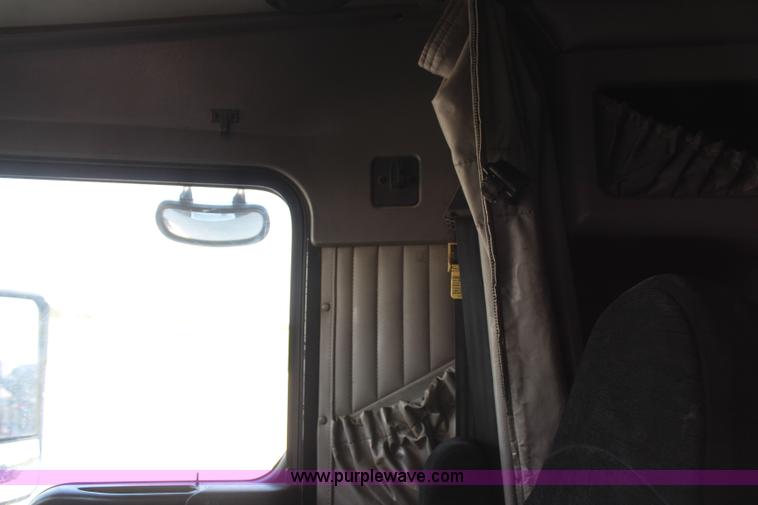 image for item H2674 2006 Kenworth T600 semi truck