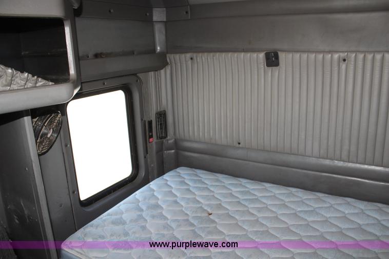 image for item H2674 2006 Kenworth T600 semi truck