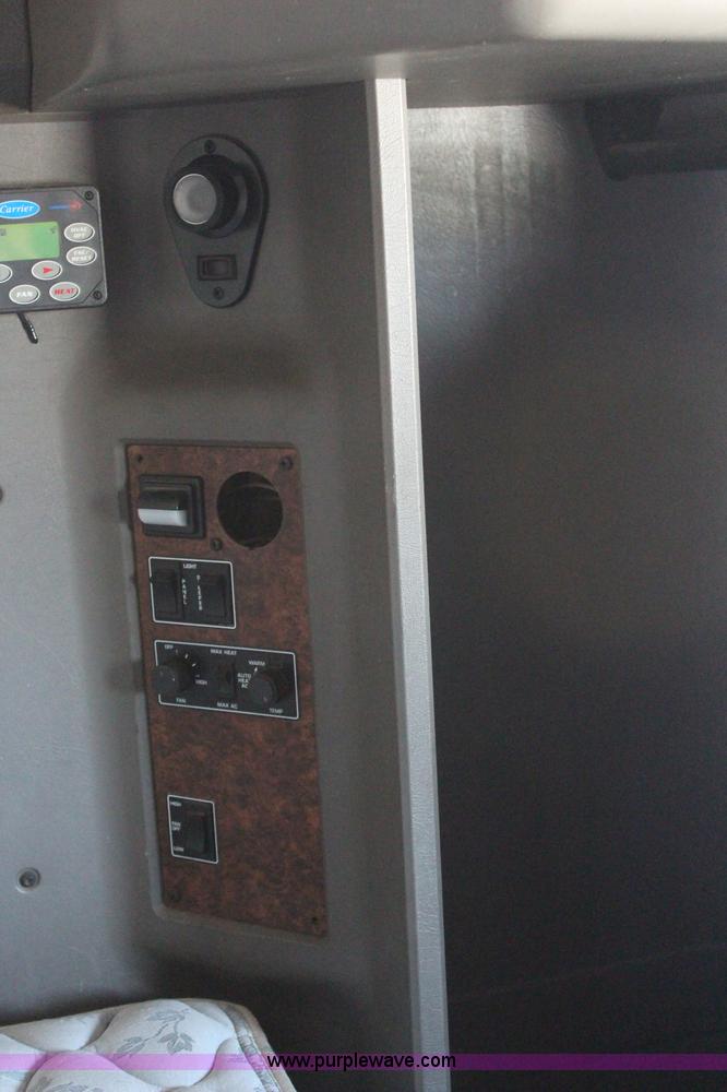 image for item H2674 2006 Kenworth T600 semi truck