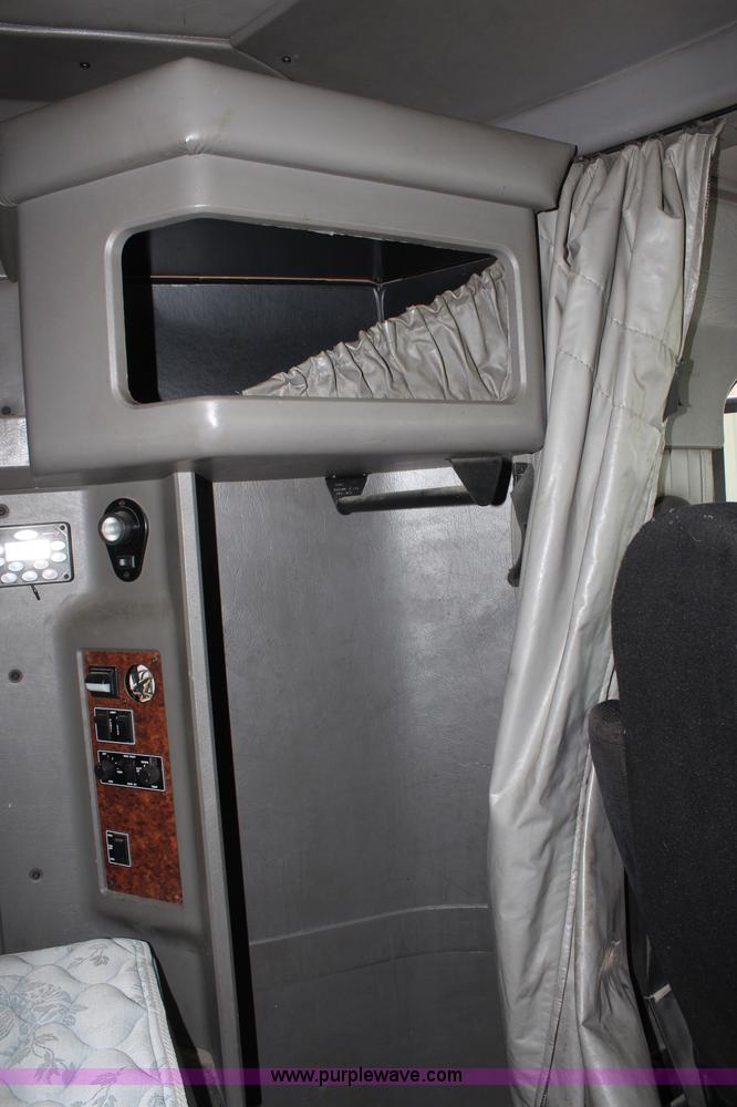 image for item H2674 2006 Kenworth T600 semi truck