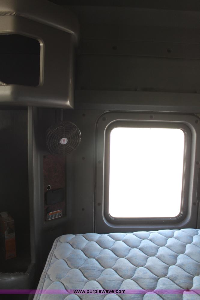 image for item H2674 2006 Kenworth T600 semi truck