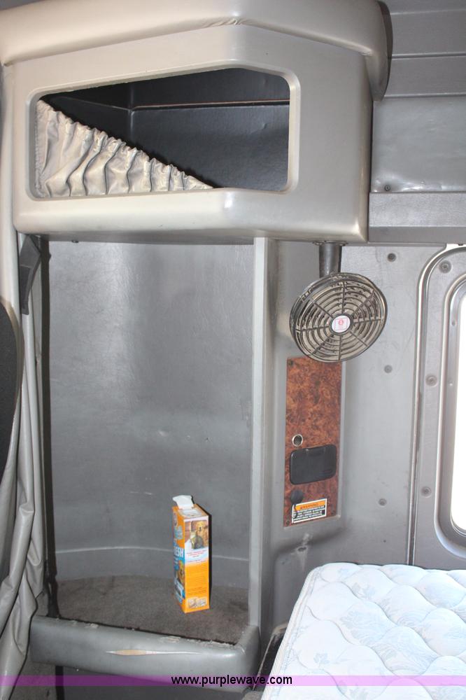 image for item H2674 2006 Kenworth T600 semi truck