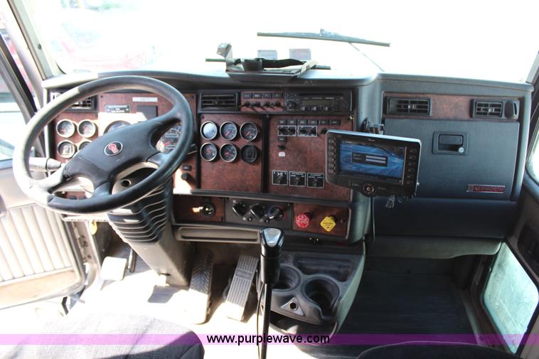 image for item H2674 2006 Kenworth T600 semi truck