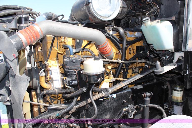 image for item H2674 2006 Kenworth T600 semi truck