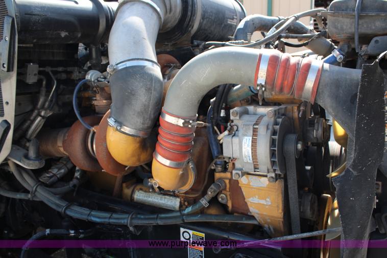 image for item H2674 2006 Kenworth T600 semi truck