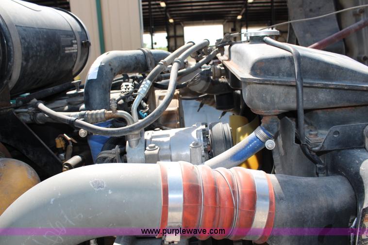 image for item H2674 2006 Kenworth T600 semi truck