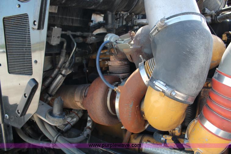 image for item H2674 2006 Kenworth T600 semi truck