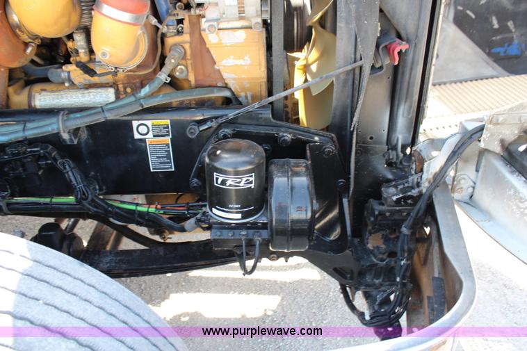 image for item H2674 2006 Kenworth T600 semi truck