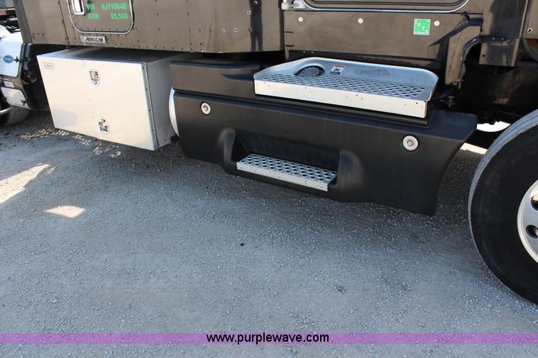 image for item H2674 2006 Kenworth T600 semi truck