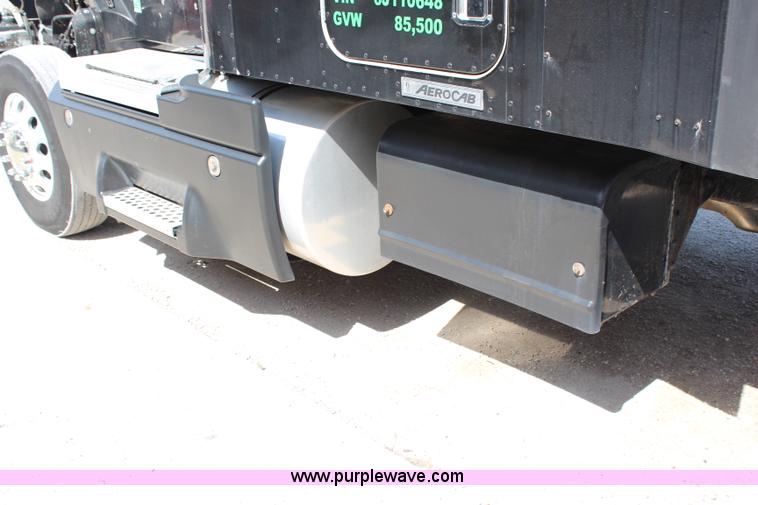 image for item H2674 2006 Kenworth T600 semi truck