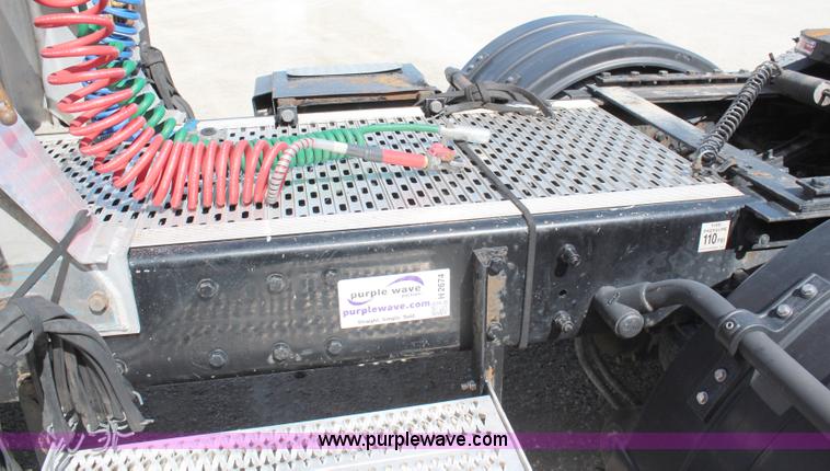 image for item H2674 2006 Kenworth T600 semi truck