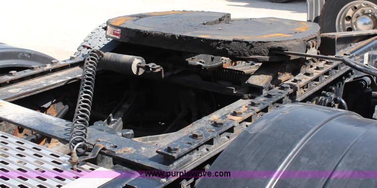 image for item H2674 2006 Kenworth T600 semi truck