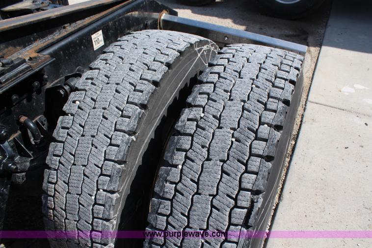 image for item H2674 2006 Kenworth T600 semi truck