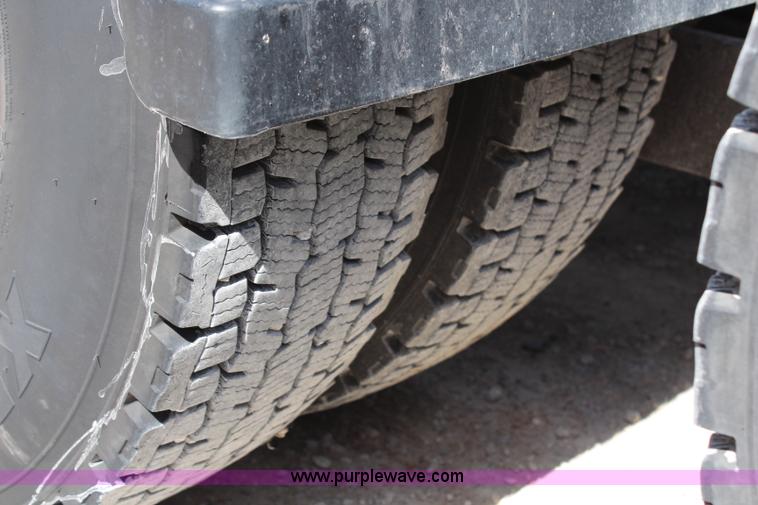 image for item H2674 2006 Kenworth T600 semi truck