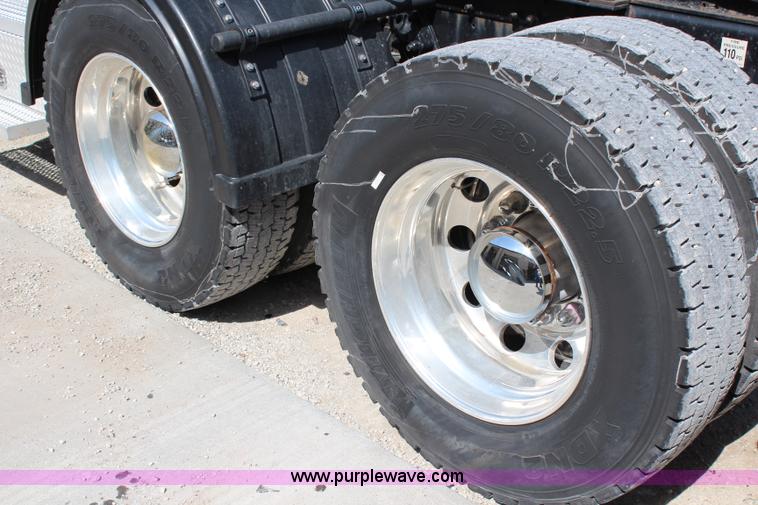 image for item H2674 2006 Kenworth T600 semi truck