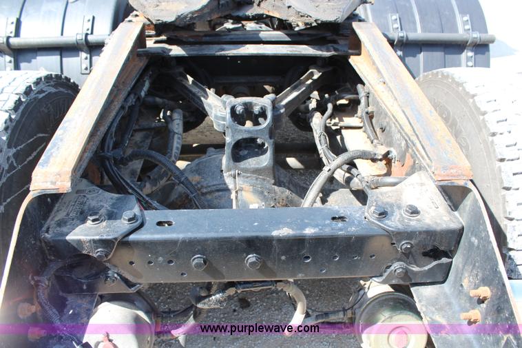 image for item H2674 2006 Kenworth T600 semi truck