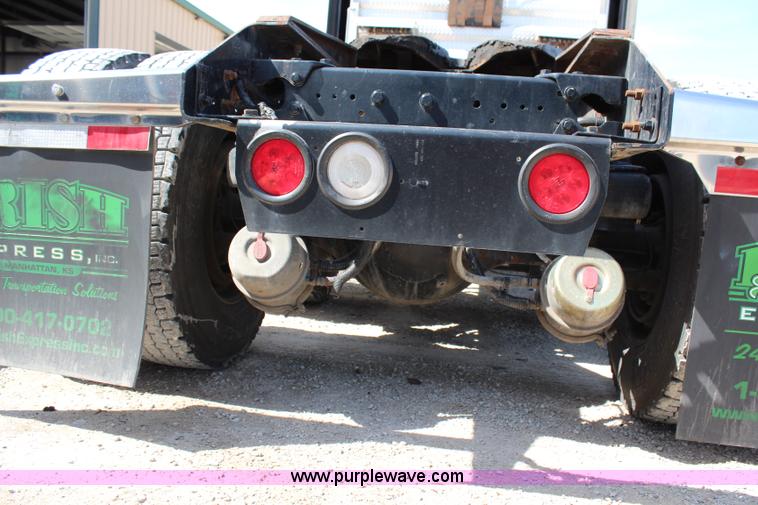 image for item H2674 2006 Kenworth T600 semi truck