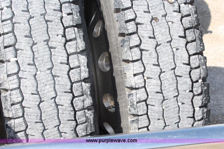 image for item H2674 2006 Kenworth T600 semi truck