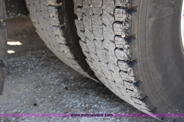 image for item H2674 2006 Kenworth T600 semi truck