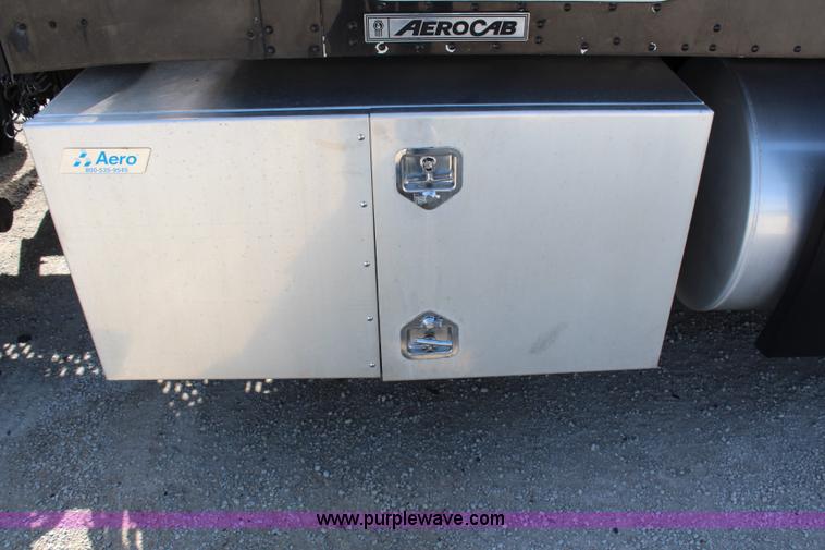 image for item H2674 2006 Kenworth T600 semi truck