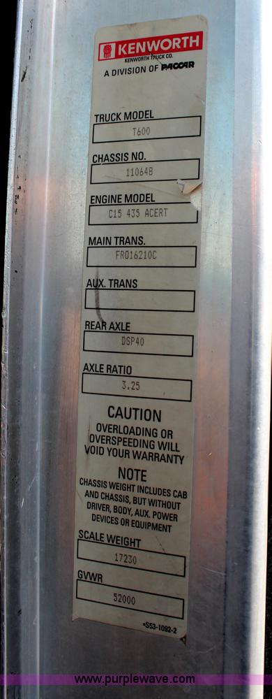 image for item H2674 2006 Kenworth T600 semi truck