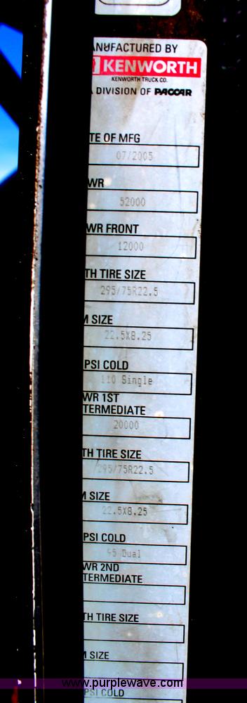 image for item H2674 2006 Kenworth T600 semi truck