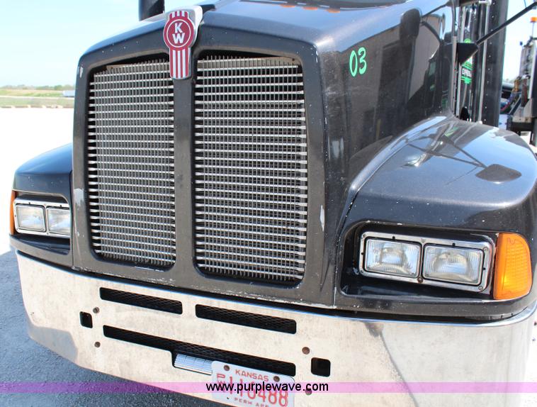image for item H2674 2006 Kenworth T600 semi truck