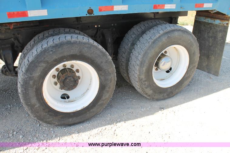 image for item H2992 1992 Freightliner FLD dump truck