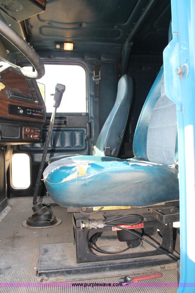 image for item H2992 1992 Freightliner FLD dump truck