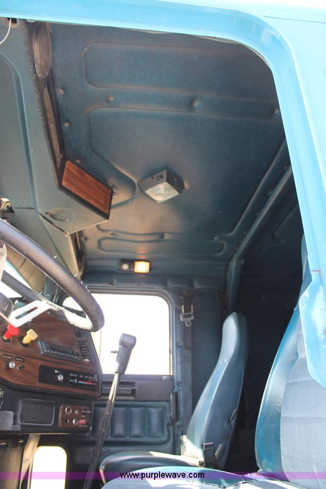 image for item H2992 1992 Freightliner FLD dump truck