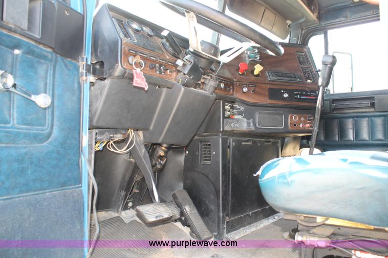 image for item H2992 1992 Freightliner FLD dump truck