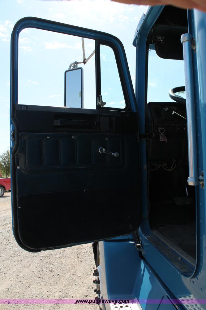 image for item H2992 1992 Freightliner FLD dump truck
