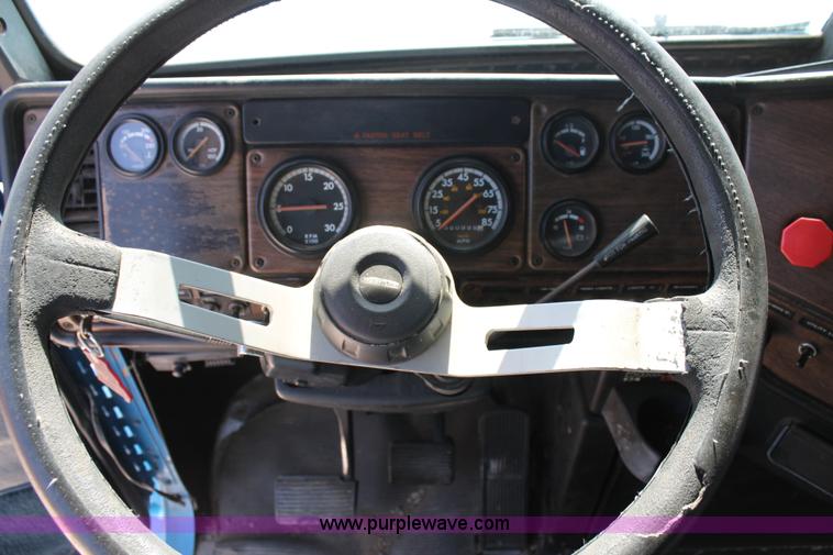 image for item H2992 1992 Freightliner FLD dump truck