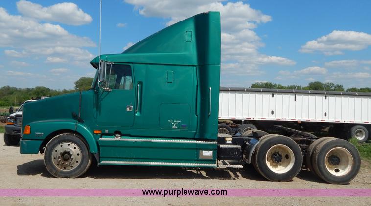 image for item H3372 1996 Volvo WIA Aero semi truck